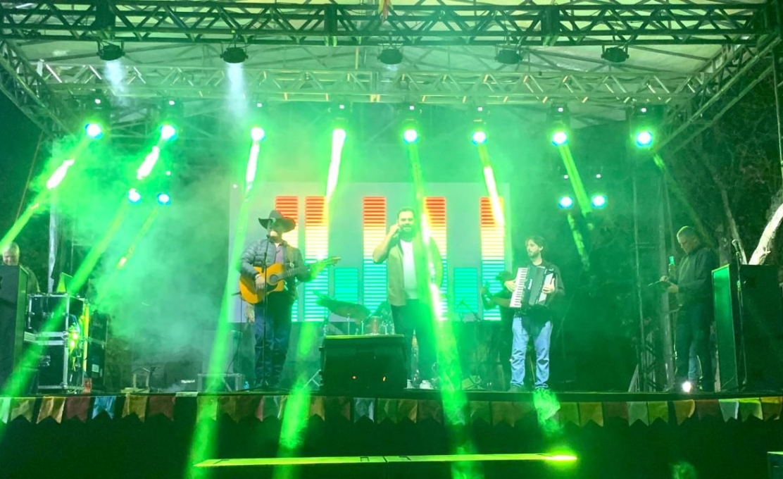 Arraiá anima público com show, apresentações e comidas típicas
