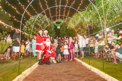 Chegada do Papai Noel tem presentes, shows e feirinha